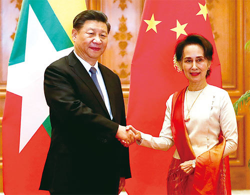昂山素季到訪北京，受習近平高規格接見，兩人只談邦交，不談人權。儘管中共的武裝力量曾和緬甸政府發生激烈的軍事衝突，昂山素季在接受採訪時表示將「特別重視」與中國的關係。（Chan Naing / Pool / AFP）