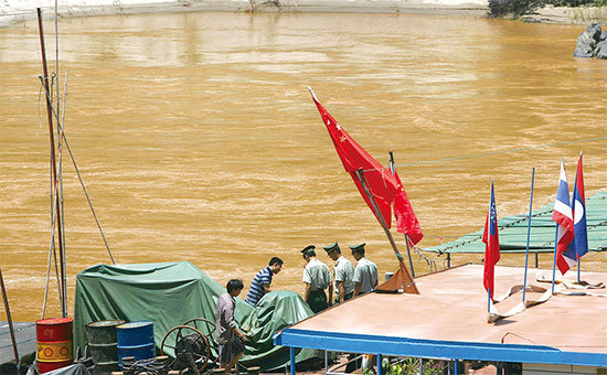 中緬之間有個更大的合作，即中共在緬甸境內修建七座大壩，密松水電站是最大的一座。預計將淹沒數十個村莊，使至少1萬人流離失所，並對世界上生物多樣性造成不可逆轉的破壞。（Frederic J.Brown / AFP）
