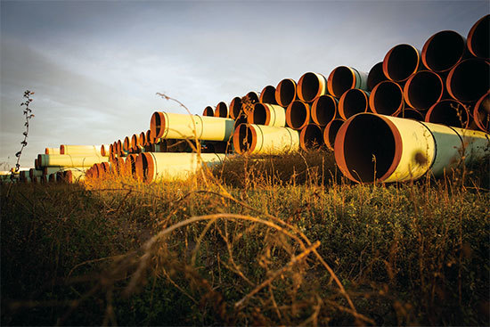 拜登上任第一天，取消了美加輸油管道「拱心石」（Keystone XL）項目的許可。圖為北達科他州一市郊為Keystone XL石油輸送所準備，卻從未使用過的管道綿延數英里長。（Andrew Burton/Getty Images）'