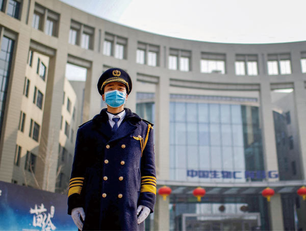 中共國藥集團黨委書記兼董事長于清明披露，一年前國藥集團高層就接種了疫苗，引發輿論譁然。圖為2021年2月26日，北京國藥大樓前。（Noel Celis / AFP）