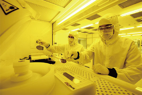 2012年9月20日，澳洲工程師在悉尼新南威爾士大學的國家製造工廠製造量子器件。（HO / Australian National Fabrication / AFP）