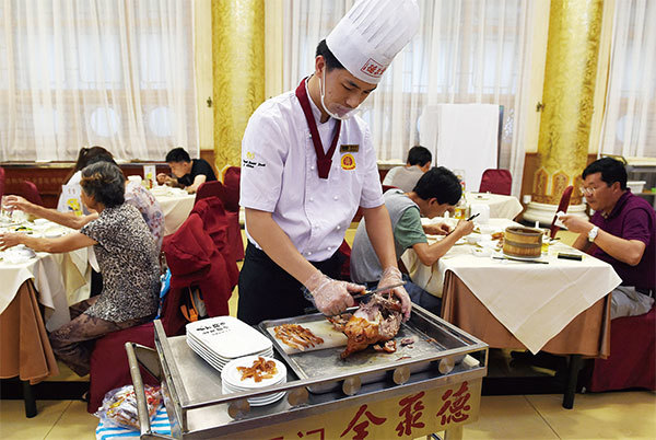 2014年中國工程院院士即指出，如今北京烤鴨99％都是英國櫻桃谷鴨的鴨種。（Greg Baker / AFP）