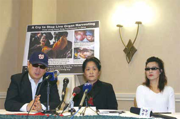 一名主刀摘除眼角膜的醫生的太太安妮（右）2006年4月13日指證中共活摘法輪功學員器官。圖為她同年4月26日參加由王文怡醫師召開的新聞發布會。（Nicholas Kamm/AFP）