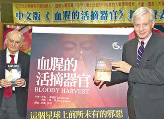2011年6月30日中文版《血腥的器官摘取》新書發表會在臺灣高雄舉辦，作者大衛．麥塔斯（左）和大衛．喬高（右）出席座談。（李曜宇／大紀元）