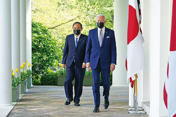 美國總統拜登4月16日在白宮接見日本首相菅義偉，雙方重申美日同盟共同應對中共挑戰，並特別強調「臺海穩定的重要性」，這是52年來兩國首次在聯合聲明中提到臺灣。（Mandel Ngan/AFP）