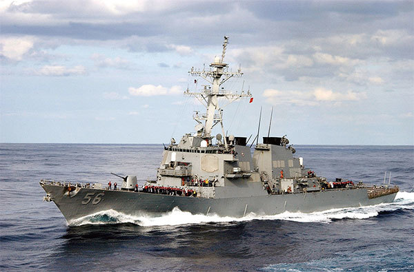 美國防部前官員米爾斯表示，美國應該在臺灣周邊以及東海和南海，增加海軍和空軍的軍事存在。圖為美軍飛彈驅逐艦馬侃號。（U.S. Navy via Getty Images）