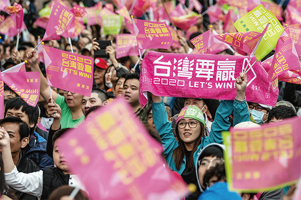 2020年，臺灣舉行了四場民主投票，對中共的態度成為臺灣選民最重要的選擇依據。圖為2020年1月11日，蔡英文的支持者揮舞著旗幟和橫幅，等待總統選舉的結果。（Carl Court/Getty Images）