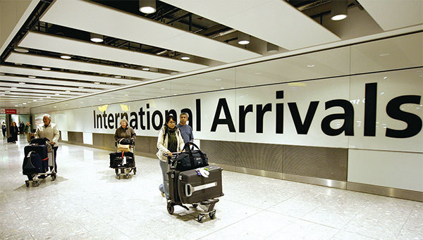 4月8日，英國政府宣布成立「香港英國歡迎計畫」，將撥款4300萬英鎊，為香港新移民提供語言、工作、住房等幫助。圖為3月27日，從香港抵達英國倫敦的航班。（Edmond Terakopian/AFP）