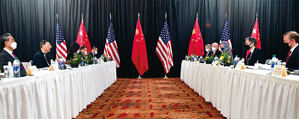 美中兩國的首次外交會談3月18日在阿拉斯加舉行，中方代表的無理與霸道令美國同行震驚。（Frederic J.Brown / POOL / AFP）