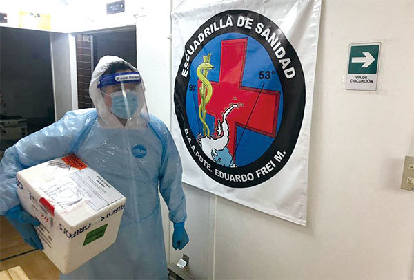 智利1520萬人口中，已有707萬人至少接種一劑疫苗，中共科興占接種疫苗的93％。4月初，當地每日確診數字仍逾8000人。圖為3月14日一名醫務人員在智利空軍基地攜帶科興疫苗。（Chilean Air Force/AFP）