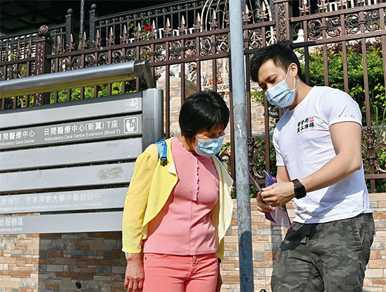 香港醫管局員工陣線3月18日下午在伊利沙伯醫院外設置街站，工會副主席羅卓堯派發疫苗懶人包並抗議政府推廣失責。（宋碧龍／大紀元）