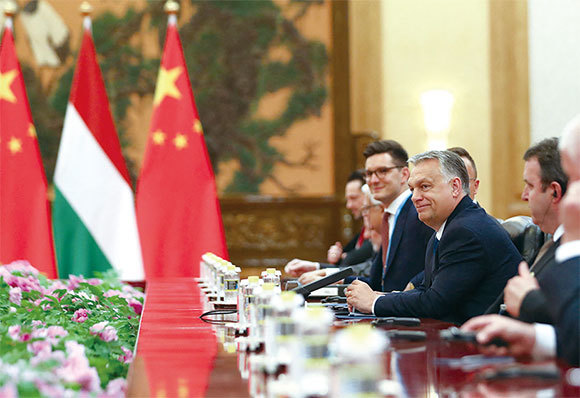 匈牙利是第一個與中國簽署「一帶一路」合作諒解備忘錄的歐洲國家。圖為匈牙利總理奧班（Viktor Orban）2019年4月25日率團訪中參加北京「一帶一路」論壇。（Andrea Verdelli / AFP）