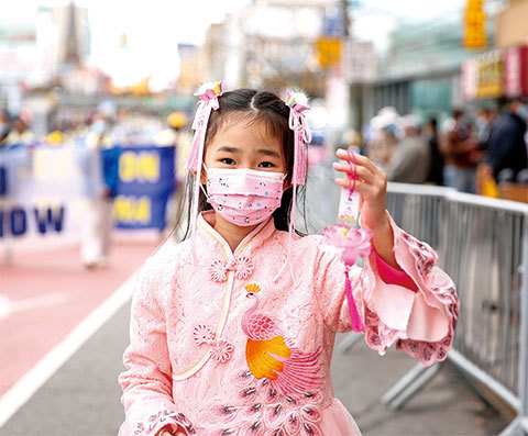 4月18日，紐約遊行隊伍中一名小法輪功學員。（Samira Bouaou/The Epoch Times）