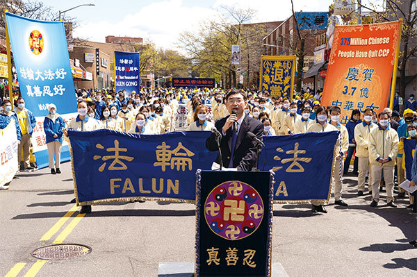 4月18日，紐約民眾逾千人在法拉盛舉行盛大遊行和集會，紀念1999年4月25日法輪功學員和平上訪事件22周年。4．25親歷者石采東在集會上發言。（戴兵／大紀元）