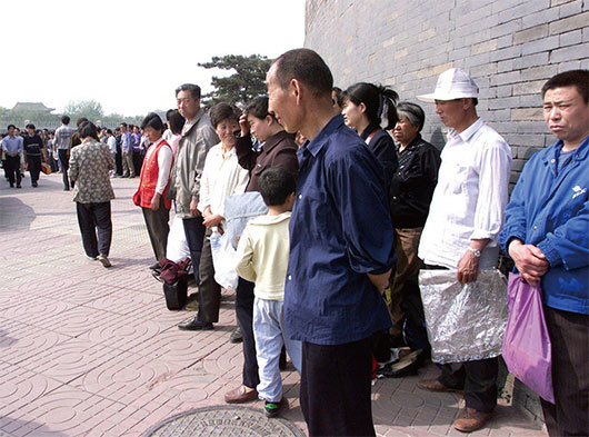 1999年4月25日，中國一萬餘名法輪功學員到中南海國務院信訪辦和平上訪，要求中共當局給予一個合法的自由煉功環境，史稱「4．25上訪事件」。（GOH Chai Hin / AFP）