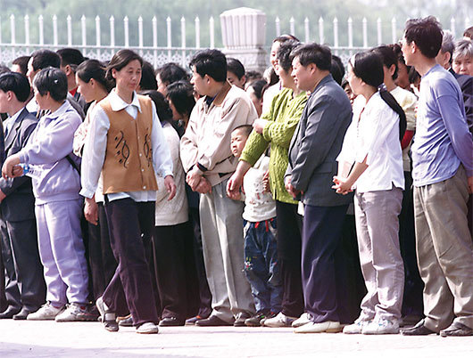 1999年4月25日法輪功萬人和平上訪，上萬中國人聚集的場合不留一片紙屑，如此高的道德水準，吸引朱婉琪和許多臺灣人進一步了解法輪功。（GOH Chai Hin / AFP）