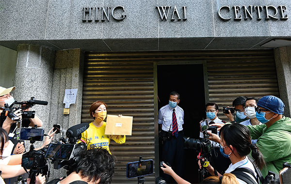 2021年5月3日，香港法輪佛學會會長梁珍到《大公報》位於香港仔的總部抗議並遞信，強烈譴責《大公報》捏造事實，要求《大公報》撤銷誣衊文章，並公開道歉。多家傳媒到場報導。（宋碧龍／大紀元）