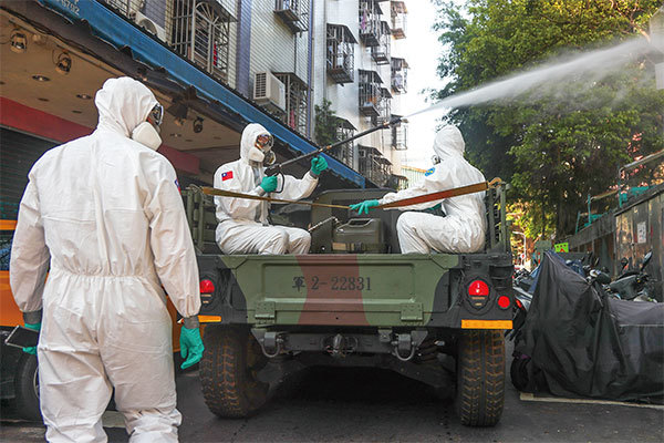 臺灣疫情升溫，軍方化學兵群5月16日一早就到臺北市萬華區，支援全區第二波大消毒。（中央社）