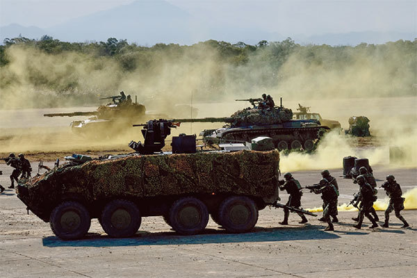 臺灣國防安全研究院軍事戰略暨產業所長蘇紫雲表示，針對中共的武力威脅，臺灣需進行軍事準備，做好防禦。圖為臺灣軍隊2021年1月19日在新竹軍事基地進行演習。（Sam Yeh/AFP/Getty Images）