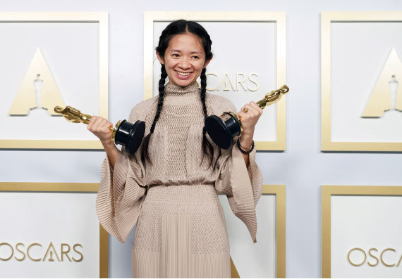中國北京出生的趙婷2021年4月25日獲得奧斯卡最佳導演獎，她執導的《遊牧人生》斬獲最佳電影獎。（Matt Petit/A.M.P.A.S. via Getty Images）