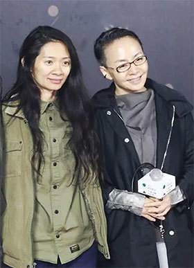 趙婷每一次獲獎，繼母宋丹丹（右）都會在微博向她的寶貝女兒表示祝賀，稱讚她並希望她的成功能激勵更多的中國孩子；而這次宋丹丹卻一句話也沒說。（twitter.com/nomadlandfilm）