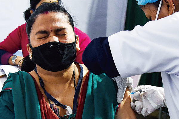 印度爆出的三突變毒株，病毒傳播力更快，患者會呼吸困難，還會造成抗體無法識別，從而降低疫苗和抗體的作用。（Biju Boro / AFP）