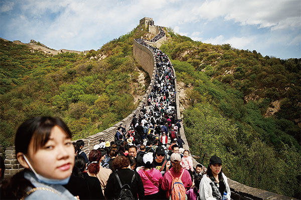 中國「五一」小長假出現了報復性出遊，如此大規模的人群流動聚集，使防疫管控很容易出現漏洞，專家表示這就是巨大的風險。圖為5月1日長城遊人如織。（Noel Celis / AFP）