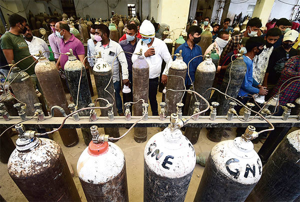 印度對醫用氧氣的需求是上一輪疫情的6倍以上，在黑市，一瓶氧氣罐被炒作到600美金。（Sanjay Kanojia/AFP）