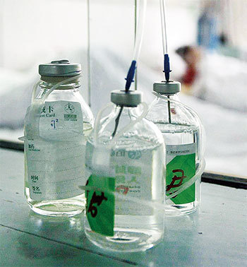 北京清華大學經濟學教授李稻葵曾暗示，中國是全球最大維生素、抗生素原料出口國，一旦減少出口，某些發達國家的醫療系統就會運轉不靈。圖為2003年4月17日北京地壇醫院的SARS抗生素藥。（Frederic J. Brown / AFP）