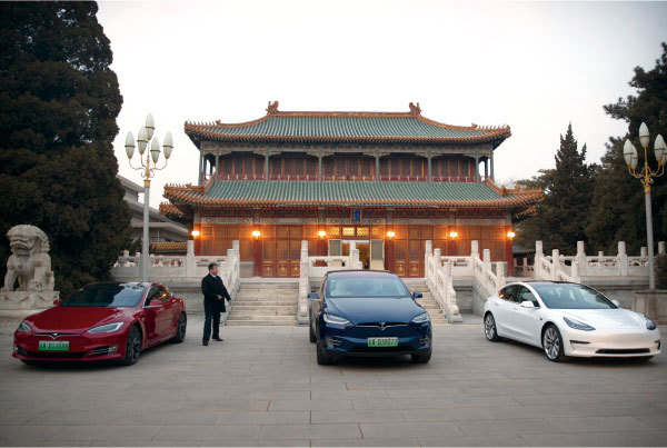 2019年1月9日馬斯克與中國國務院總理李克強在北京會面，將特斯拉汽車停在中南海領導大院的建築物外。（Mark Schiefelbein / AFP）