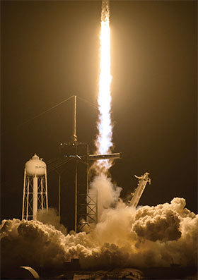 4月7日，馬斯克的SpaceX完成了2021年第八次發射星鏈（Starlink）衛星，獵鷹9號火箭將60顆星鏈衛星部署到了軌道上。圖為SpaceX 獵鷹9號火箭於4月23日從肯尼迪航天中心起飛。（Aubrey Gemignani / NASA / AFP）