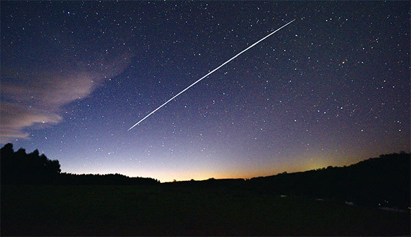 2021年2月7日從佛羅里達州蒙得維的亞以北約185公里的鄉村看到一群SpaceX Starlink衛星經過烏拉圭的軌跡。（Mariana Suarez / AFP）