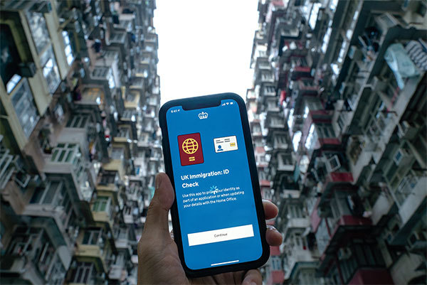 自去年中共強行實施國安法以來，香港形成新一波移民潮。圖為2021年2月23日，港人可透過手機App申請BNO居英簽證。（Anthony Kwan/Getty Images）
