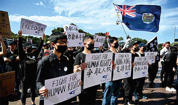 澳洲政府十分歡迎港人，在國安法生效後宣布提供畢業後留澳渠道。圖為2019年9月29日，澳洲悉尼參與「全球連線-共抗極權」遊行，支持港人抗共。（Peter Parks / AFP）