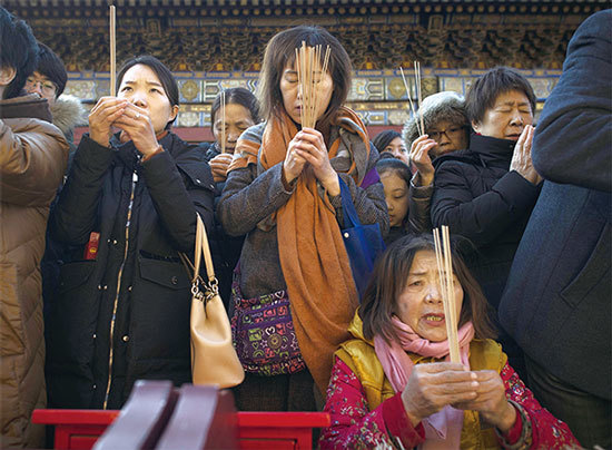 許多中國母親被強制墮胎後，經常跑到寺廟裡去超度那些被打胎掉的孩子，一輩子背負著剜心透骨的痛苦。圖為很多婦女在北京雍和宮燒香拜拜。（Nicolasfouri/Getty Images）