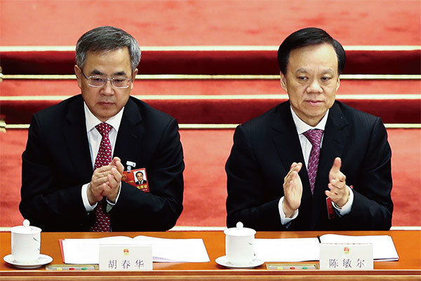 大陸官場認為，習近平一心想再掌權十年。圖為胡錦濤指定的隔代接班人胡春華（左）及習近平屬意的「備胎」陳敏爾（右），攝於2018年中共兩會上。（Lintao Zhang/Getty Images）