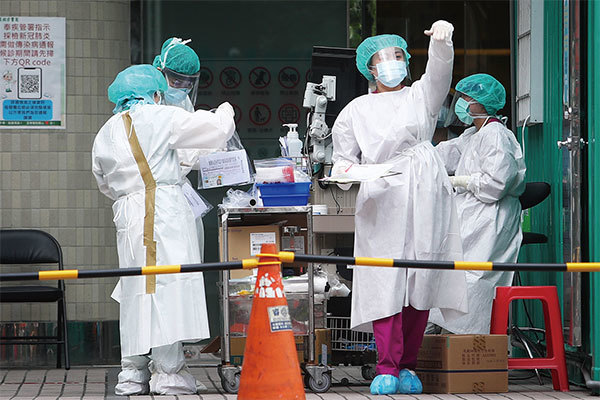 自去年中共疫情爆發後，臺灣堪稱「防疫模範生」，但疫情卻在今年5月突然升溫，每日確診人數破百，全臺進入三級警戒。圖為醫護人員忙著進行中共肺炎篩檢作業。（中央社）