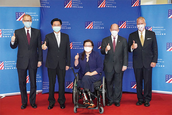 美國聯邦參議員蘇利文（右起）、昆斯、達克沃絲6月6日專機底臺，宣布將捐贈臺灣75萬劑疫苗。外交部長吳釗燮（左二）與AIT處長酈英傑（左一）前往接機。（中央社）