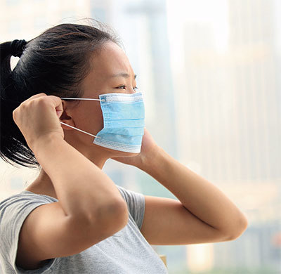 佩戴口罩主要是防止經由口沫、空氣途徑感染新冠病毒。（Fotolia）