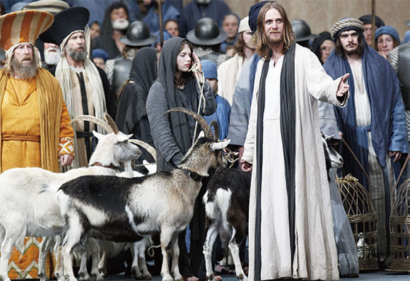 2010年5月10日德國巴伐利亞的歐伯阿瑪高（Oberammergau）村莊上演《耶穌受難劇》，以抵禦瘟疫。村民保持這一傳統，至今將近四百年。（Sebastian Widmann / AFP）