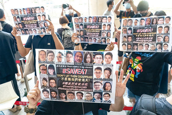 港版國安法生效一年，已有至少117人被捕，其中64人被檢控。圖為2021年7月8日，香港民主派初選47人案在西九龍裁判法院再提訊，市民聲援旁聽。（Anthony Kwan/Getty Images）