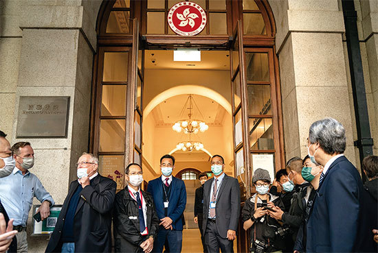 國安法出臺後，香港的司法獨立受到衝擊。圖為2021年2月1日香港終審法院押後裁決黎智英保釋申請。（Anthony Kwan/Getty Images）
