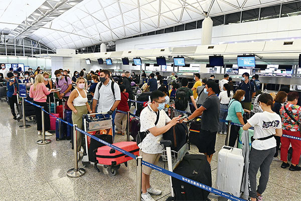 香港市民憂心中共打壓力道持續加強，不少人趕在中共黨慶7月1日前離開香港，前往英國，香港國際機場6月30日晚上有大批離港人士在等待辦理登機。（宋碧龍／大紀元）