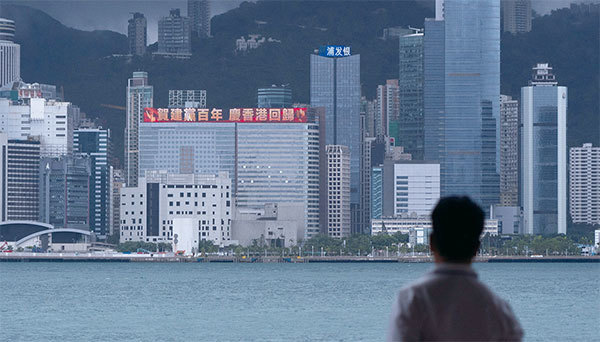 在國安法實施後，跨國科技公司率先宣布撤離香港。圖為2021年6月29日香港核心商業區。（Bertha Wang / AFP）