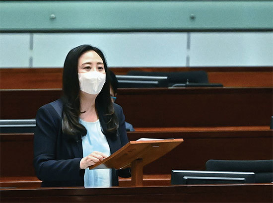 2021年7月7日香港立法會會議，中共民建聯立法會議員葛珮帆首先提出質詢，要求政府交代是否會取締法輪功。（宋碧龍／大紀元）