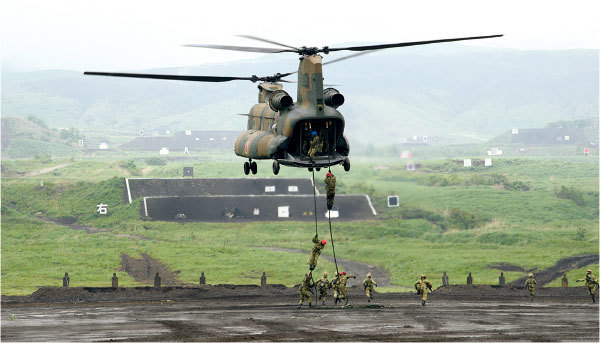 2021年5月日本地面自衛隊（JGSDF）在東富士演習區（East Fuji Maneuver Area）舉行實彈演習。（Akio Kon  Pool/Getty Images）