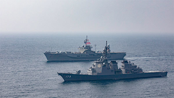 日本海上自衛隊與美國海軍進行聯合演訓。（美國太平洋艦隊Flickr）