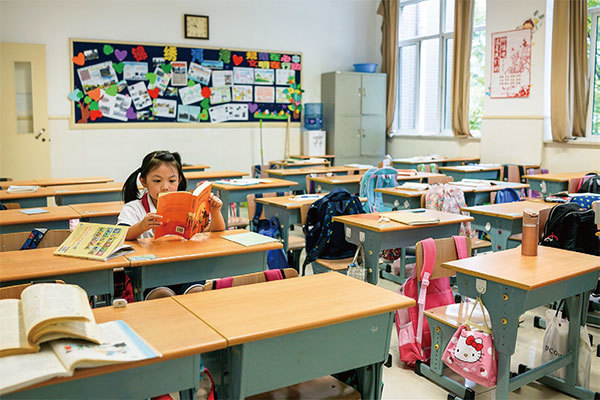 上海市教委日前發布通知，把「習思想」納入中小學必修課。圖為上海一學校學生在教室讀書。（Chandan Khanna /AFP）