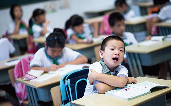 有人問，到底學英語加重學生負擔，還是讀習近平思想加重學生負擔？圖為上海金橋中心小學在上課中。（Johannes Eisele / AFP）