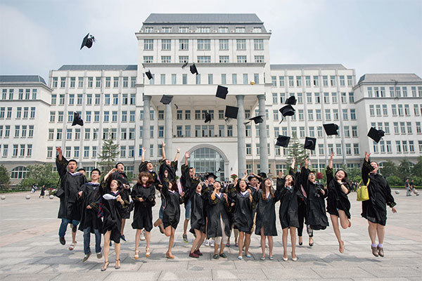 大陸多所民辦學校被政府接管。圖為2013年6月26日，北京郊區的私立凱德學院首都師範大學畢業典禮後，學生們合影。（Ed Jones / AFP）